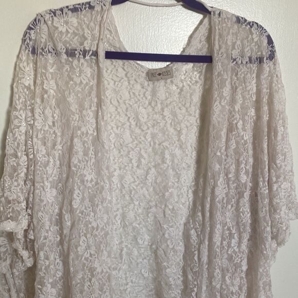 white lace overlay shall/camono- Size Large - Picture 3 of 6
